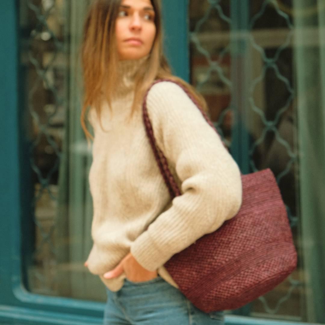 sac seau pour femme en raphia bordeaux