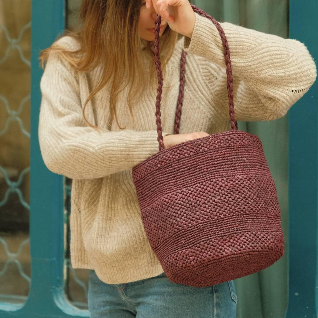 sac seau en crochet de raphia bordeaux
