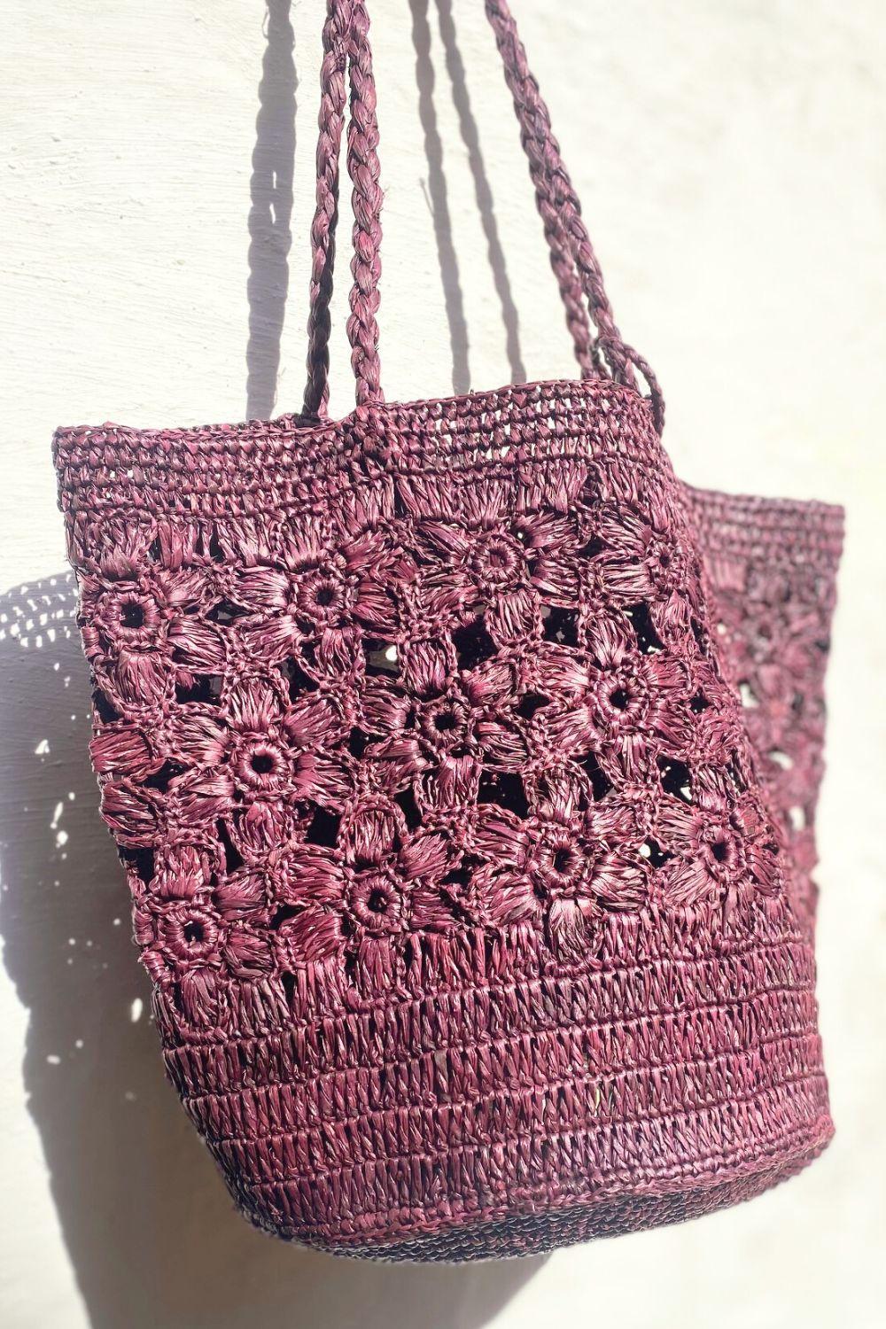 sac seau en crochet de raphia fleurs brodeaux
