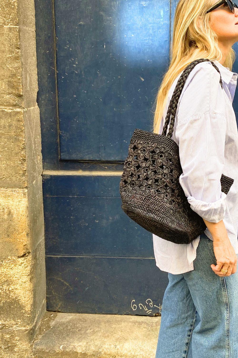 FLORES noir, grand sac seau à fleurs en crochet de raphia