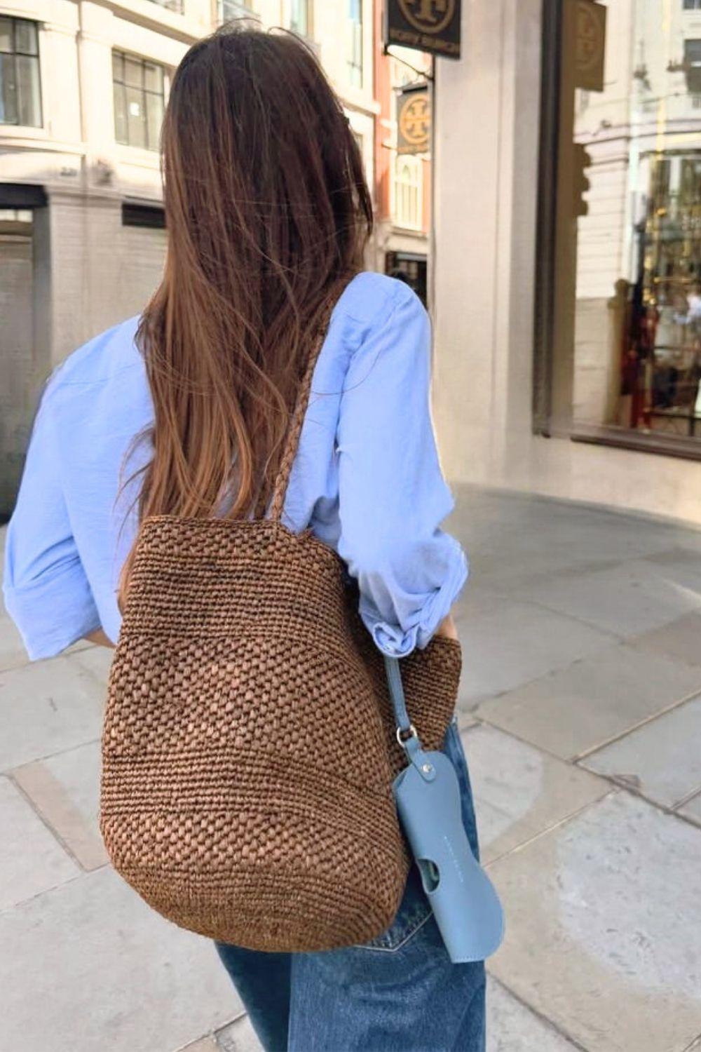 Fabiola berth wearing big siny dark brown