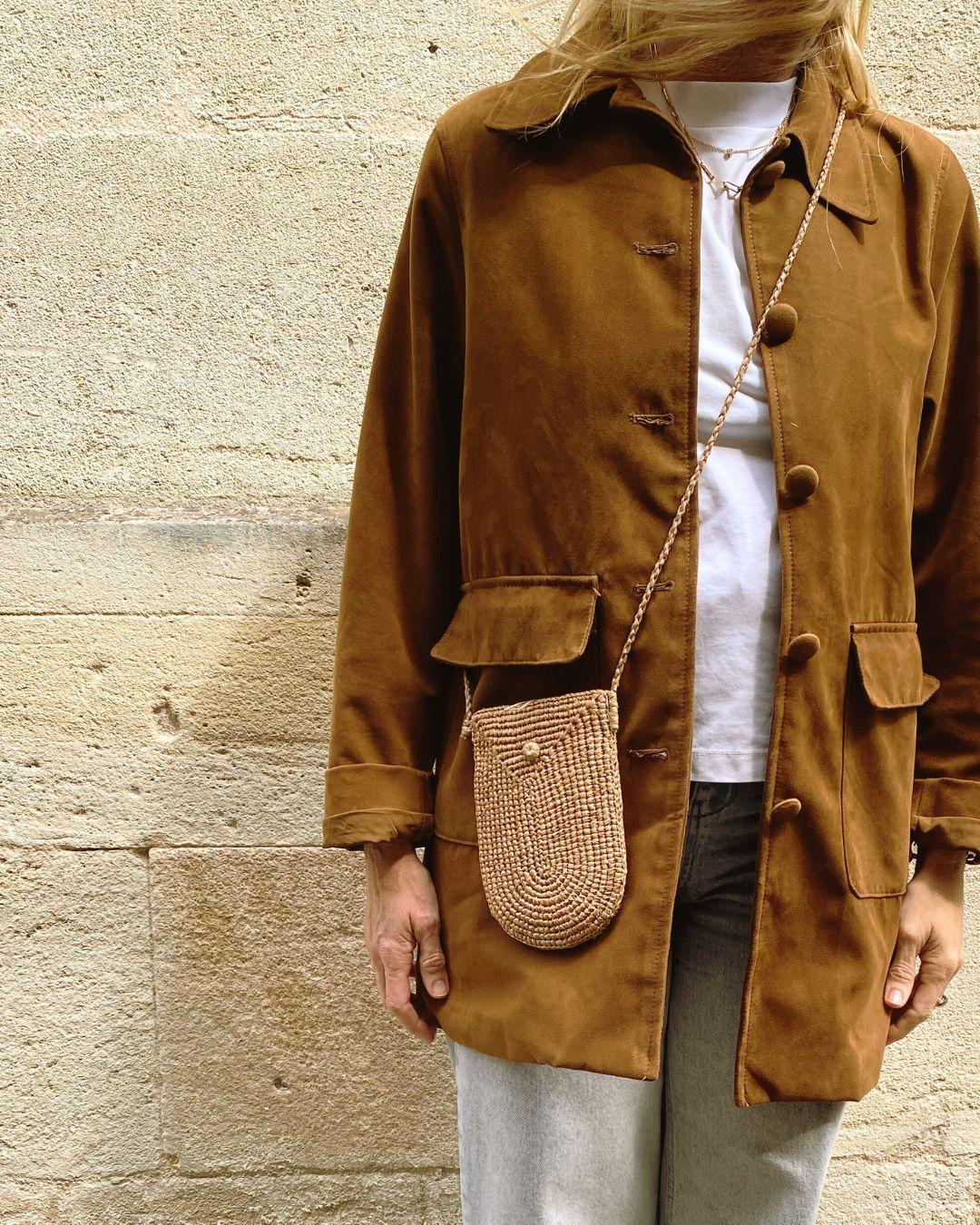 Pochette de téléphone en raphia fait main- camel - The clow Company