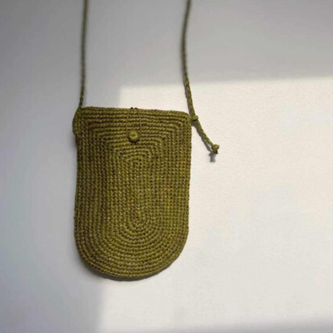 Pochette de téléphone en raphia fait main- vert matcha - The clow Company