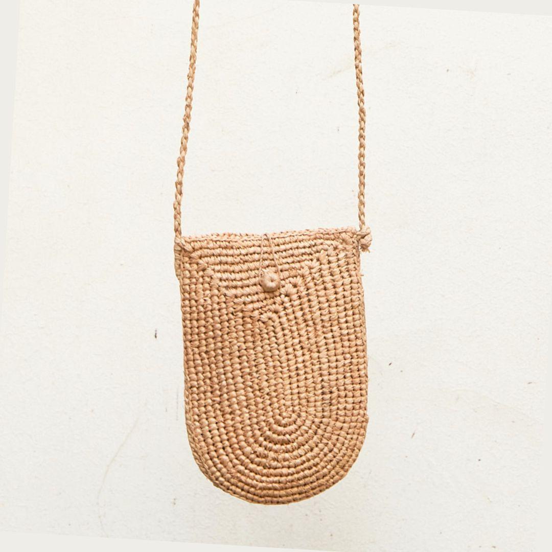 Pochette de téléphone en raphia fait main- camel - The clow Company