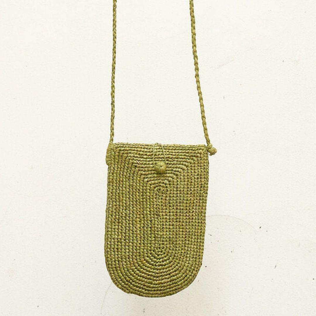 Pochette de téléphone en raphia fait main- vert matcha - The clow Company