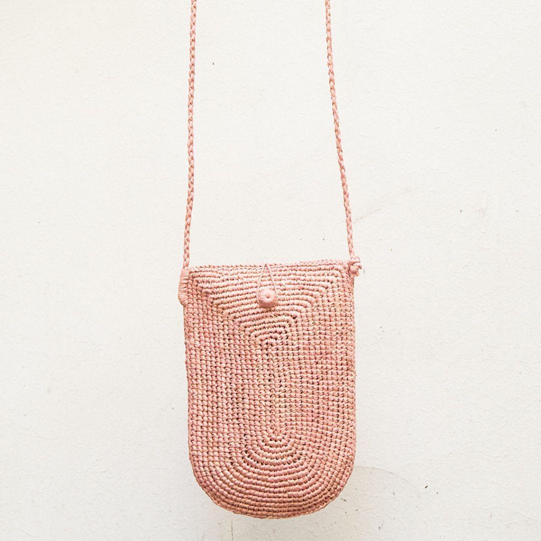 Pochette de téléphone en raphia fait main- Rose - The clow Company