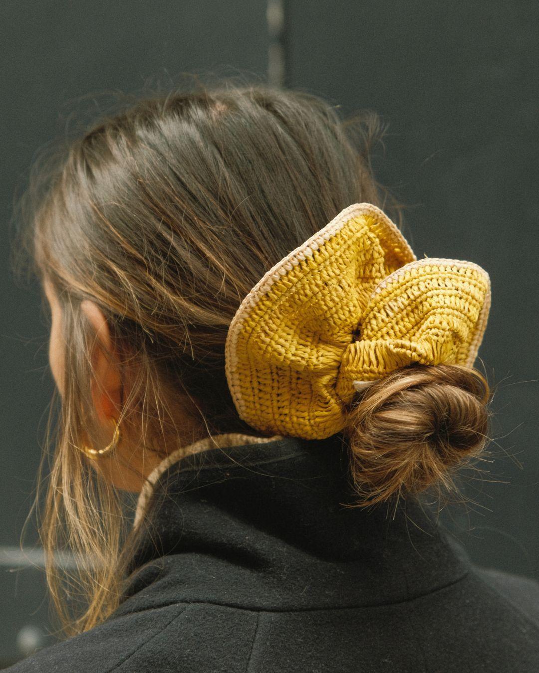 maxi chouchou jaune  en crochet de raphia