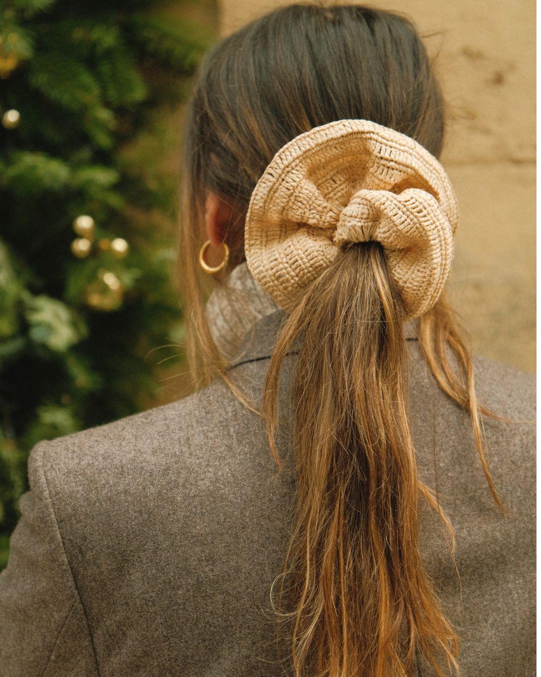 Grand chouchou en crochet de raphia naturel