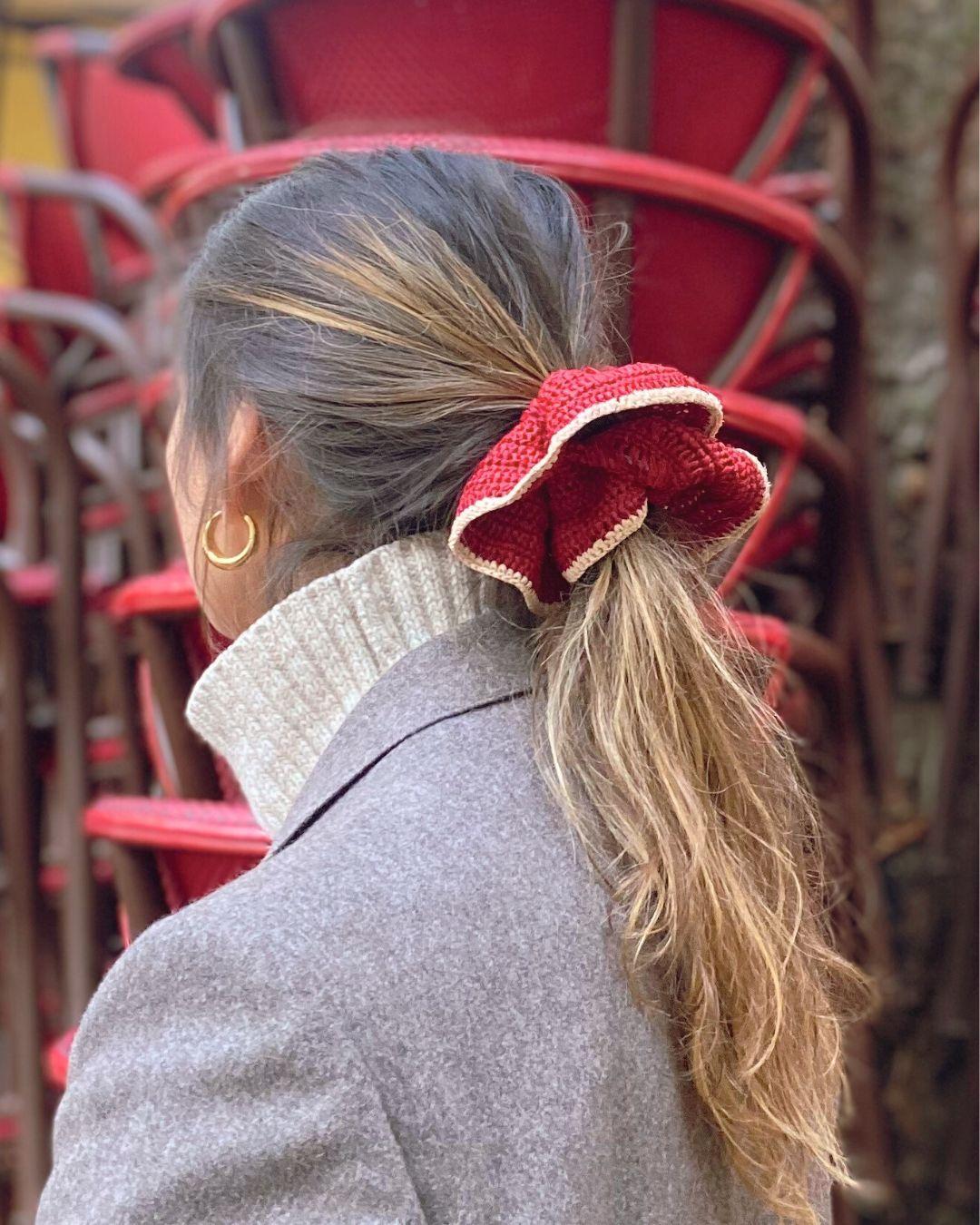 maxi chouchou rouge en crochet de raphia