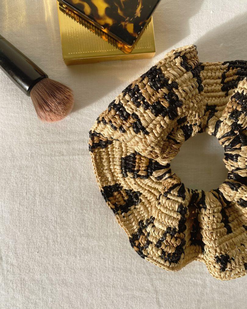 maxi chouchou léopard en raphia