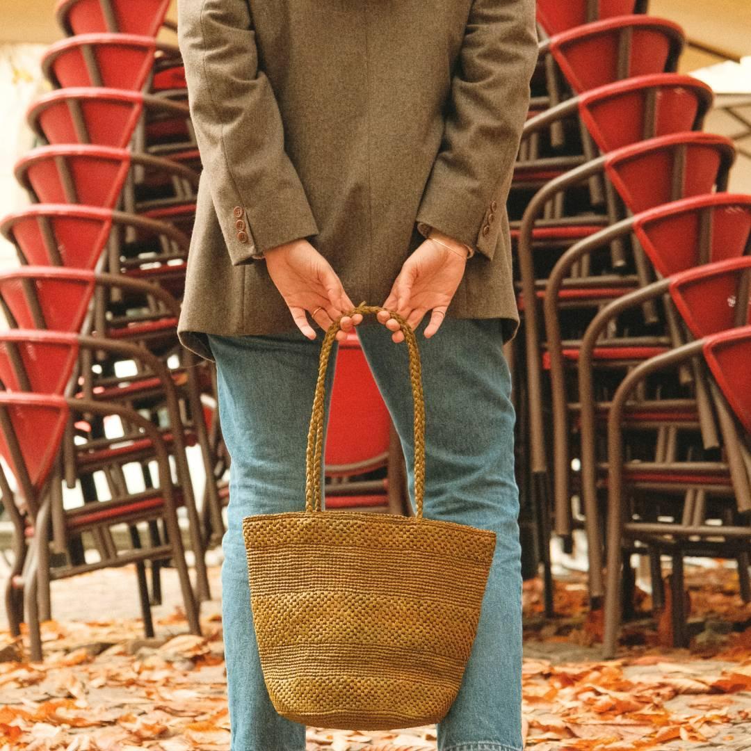 sac seau en raphia kaki