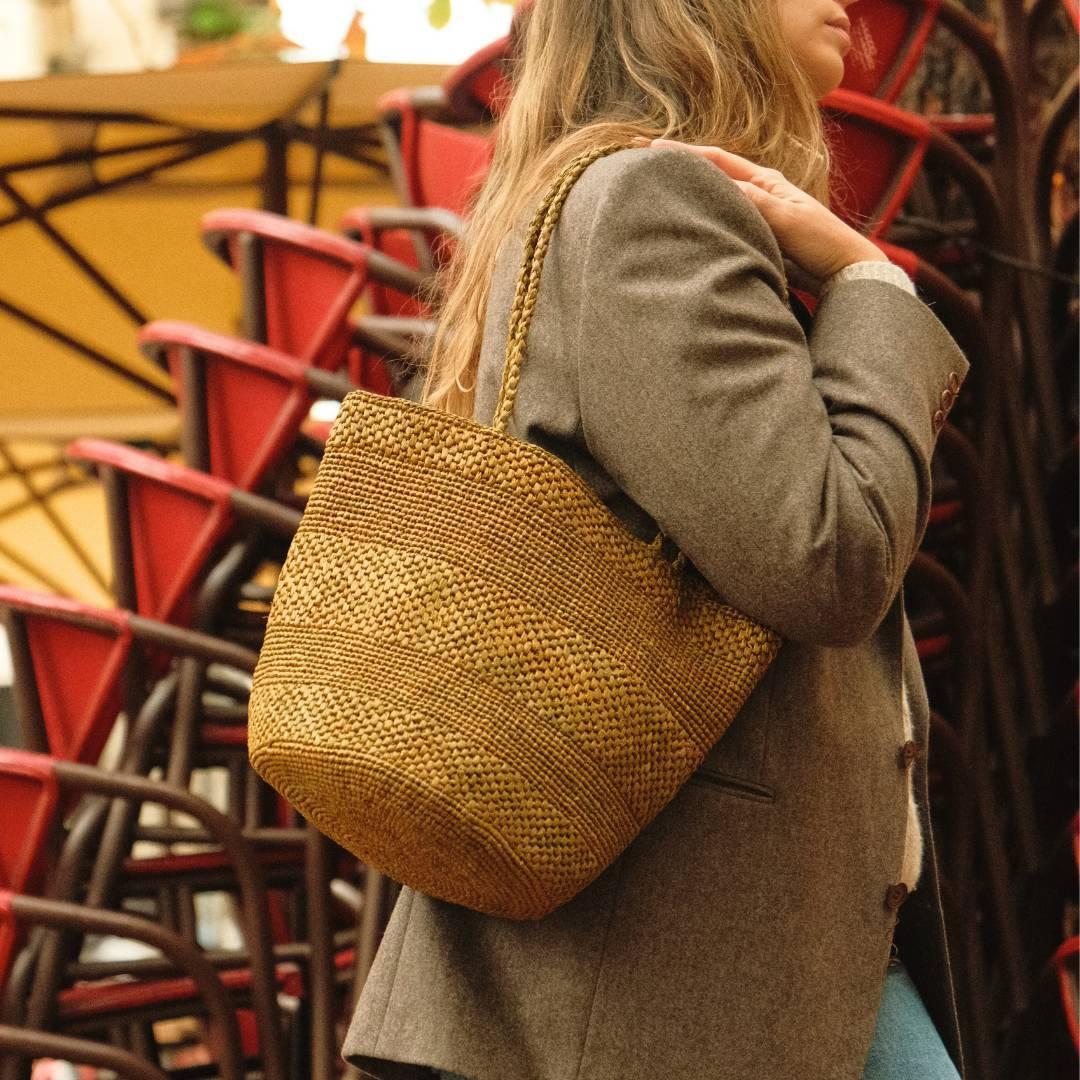 panier en raphia vert kaki