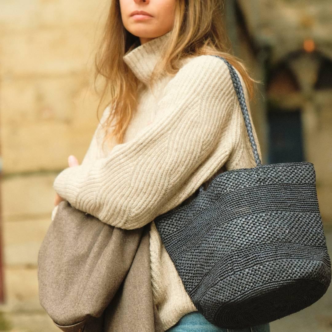 panier en raphia bleu marine