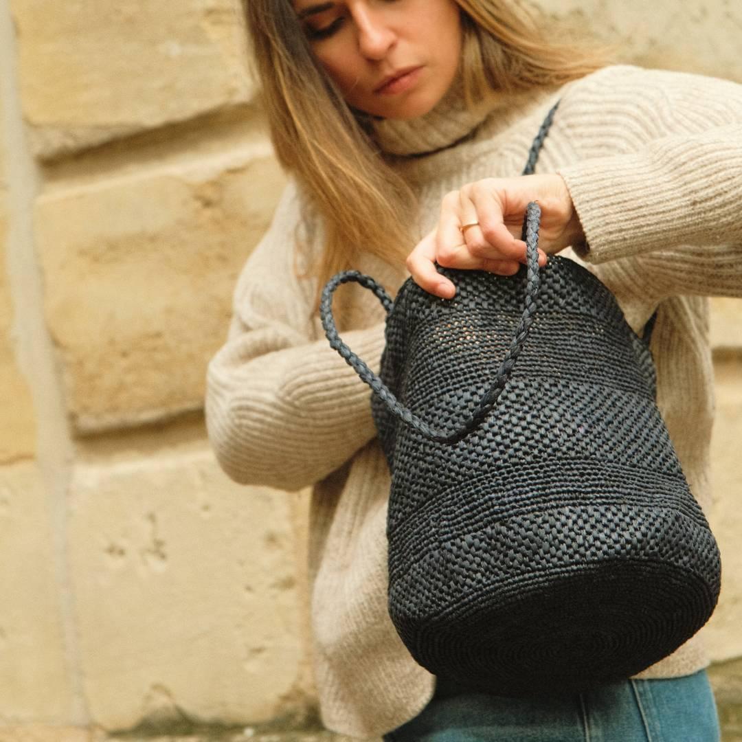 sac seau en raphia bleu marine