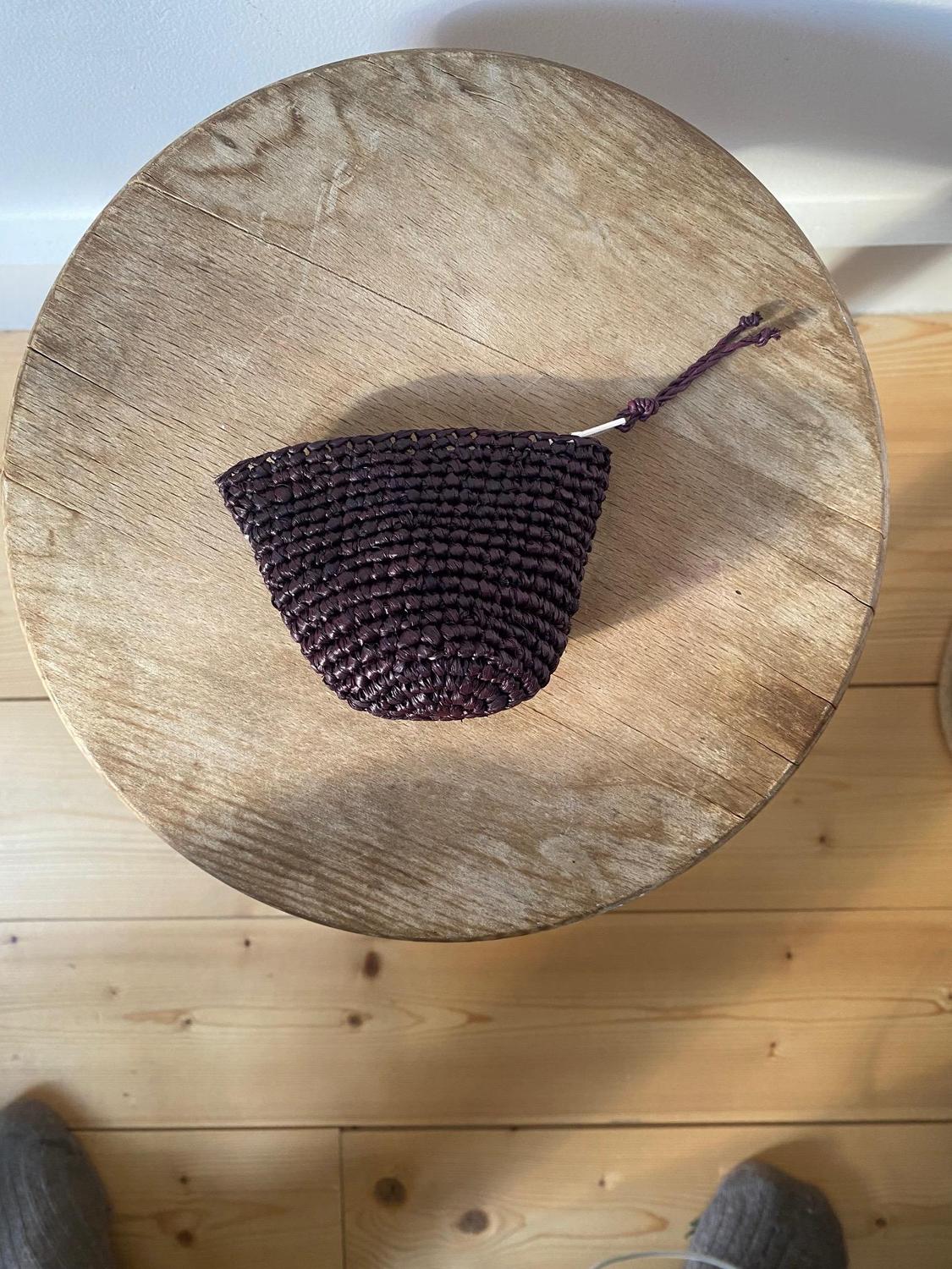 Pao- petit porte monnaie en raphia chocolat