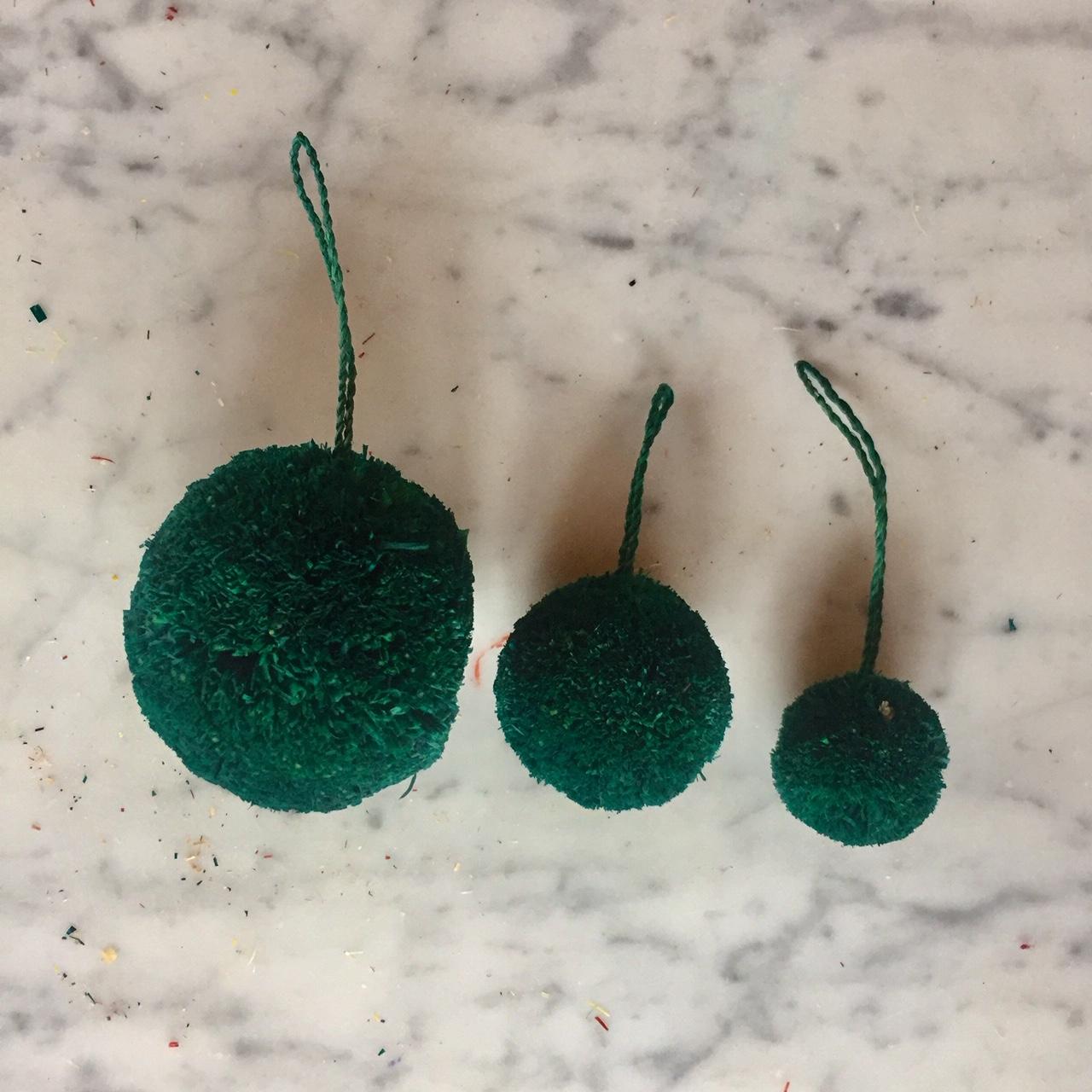 boules de Noël en raphia/décoration de noel/ sapin/ décoration naturelle/ raphia/ pompons /boules de raphia