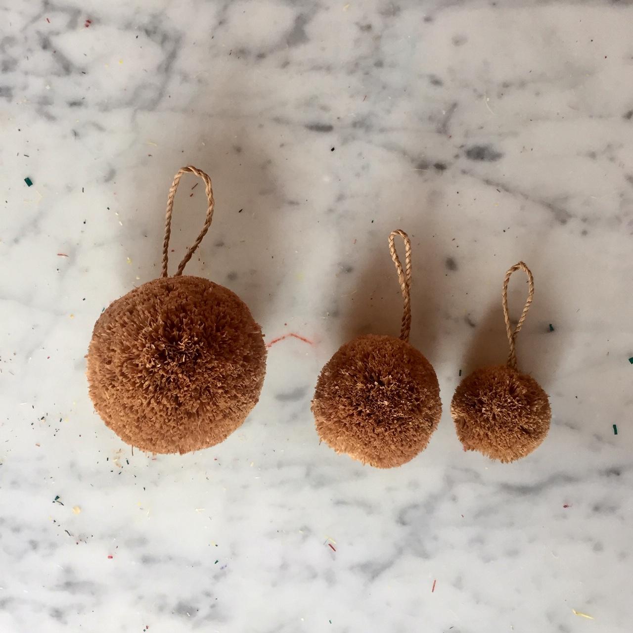 boules de Noël en raphia/décoration de noel/ sapin/ décoration naturelle/ raphia/ pompons /boules de raphia