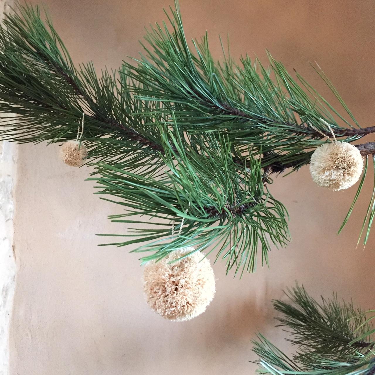 boules de noel/décoration de noel/ sapin/ décoration naturelle/ raphia/ pompons /boules de raphia