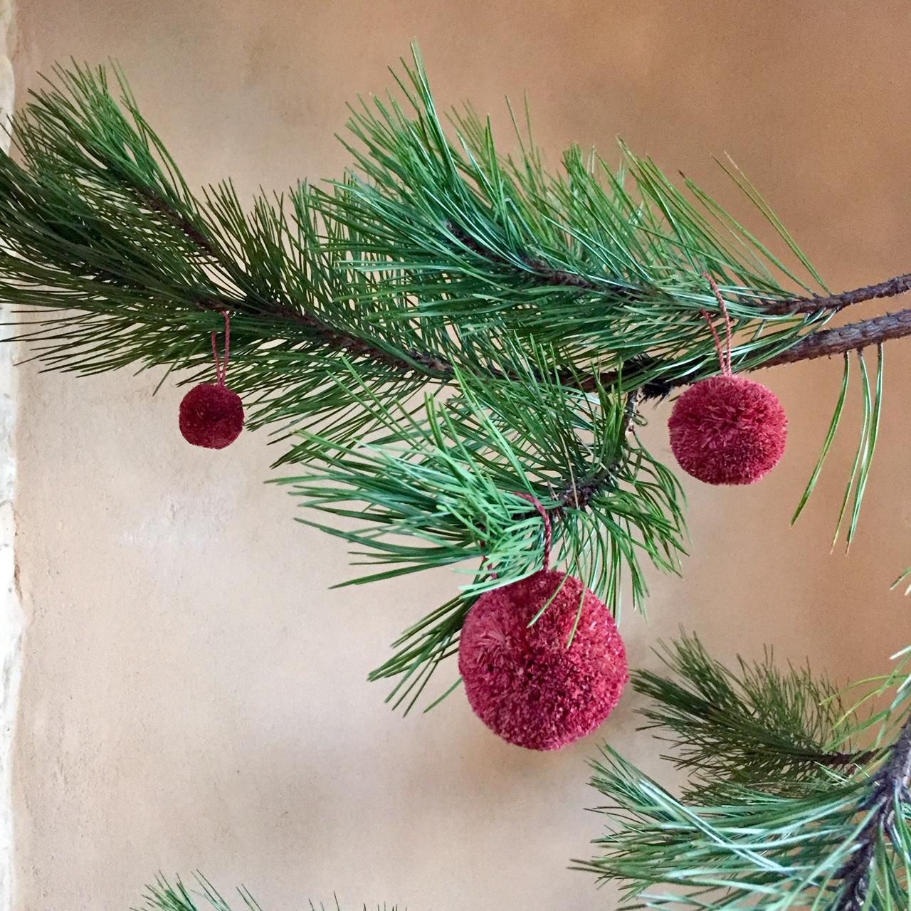 boules de noel/décoration de noel/ sapin/ décoration naturelle/ raphia/ pompons /boules de raphia