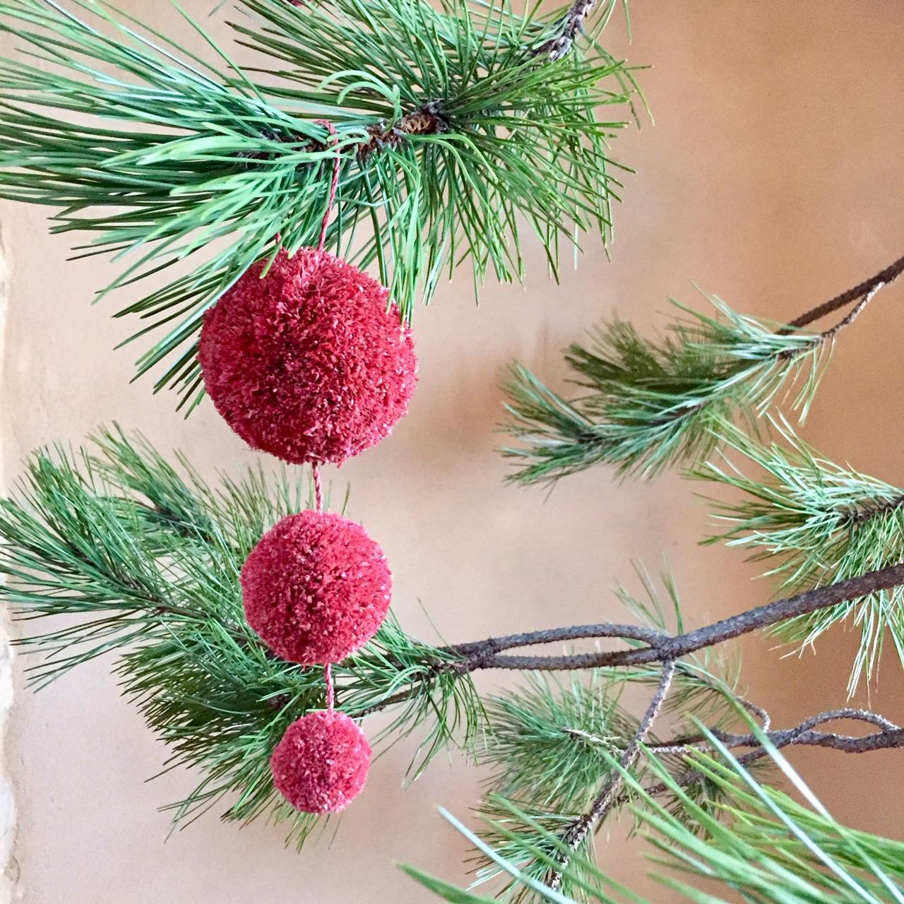 boules de noel/décoration de noel/ sapin/ décoration naturelle/ raphia/ pompons /boules de raphia