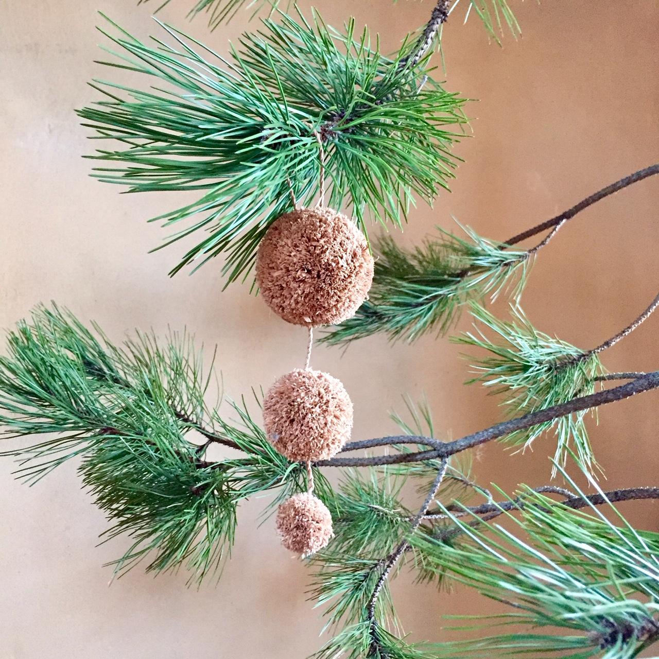 boules de noel/décoration de noel/ sapin/ décoration naturelle/ raphia/ pompons /boules de raphia