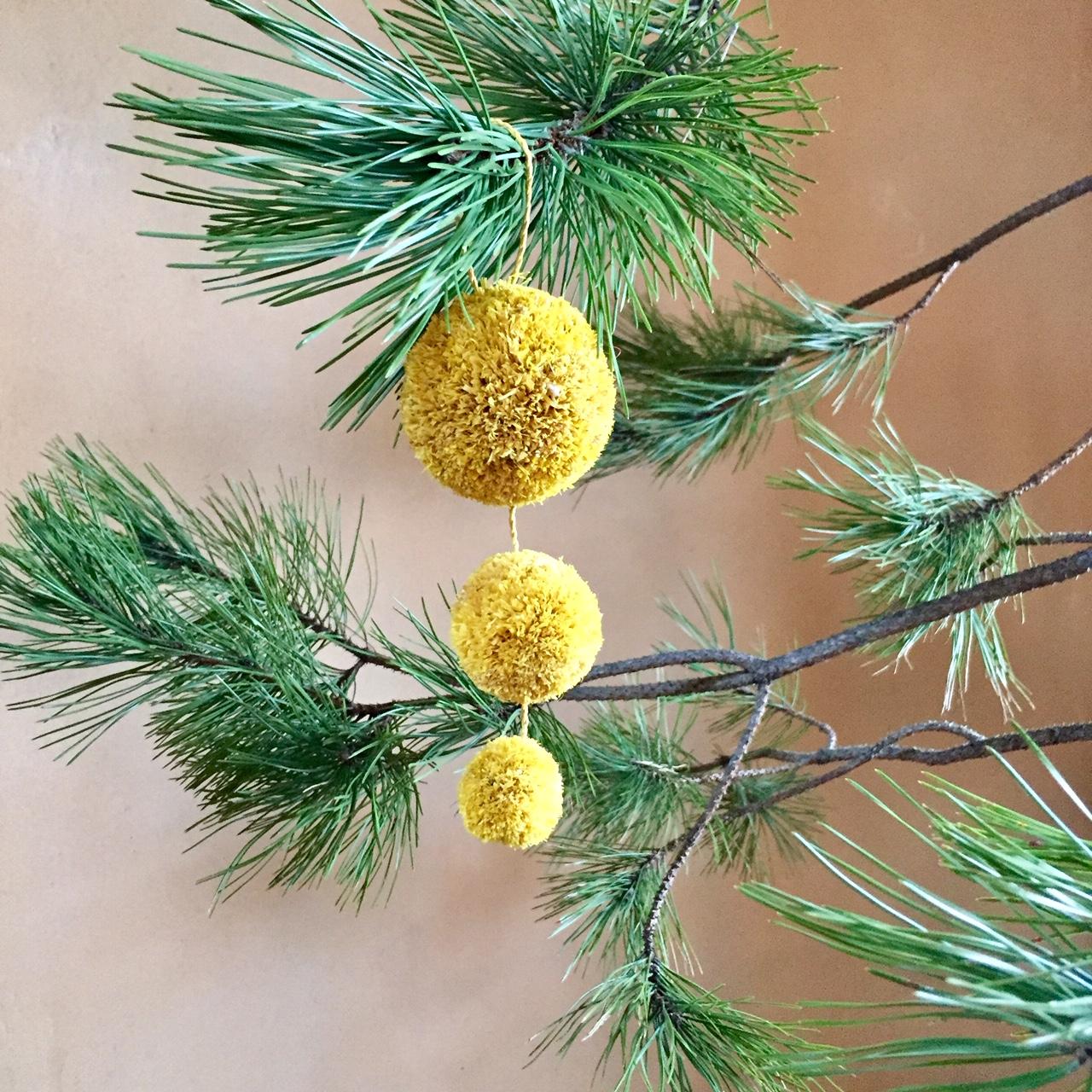 boules de noel/décoration de noel/ sapin/ décoration naturelle/ raphia/ pompons /boules de raphia