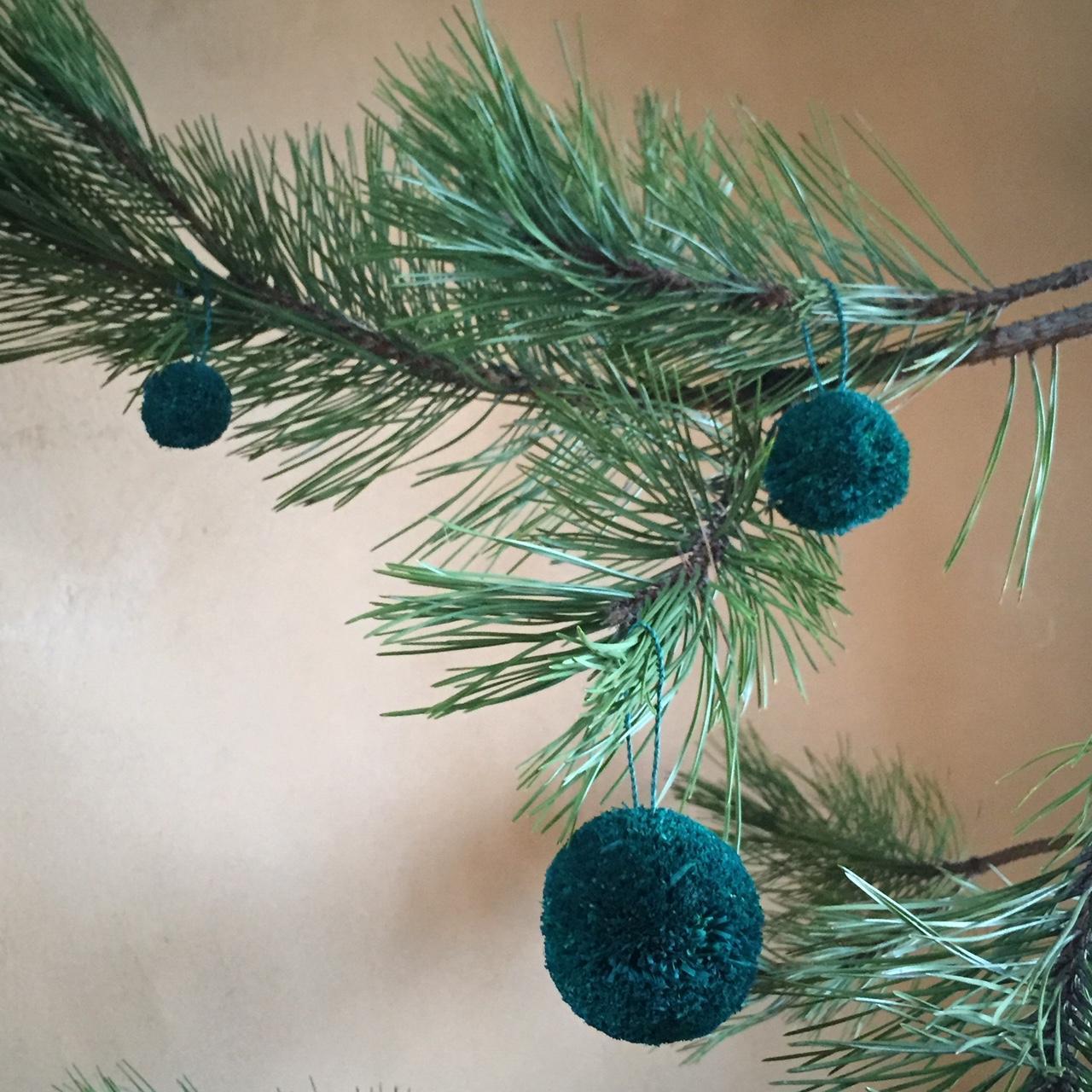 boules de noel/décoration de noel/ sapin/ décoration naturelle/ raphia/ pompons /boules de raphia