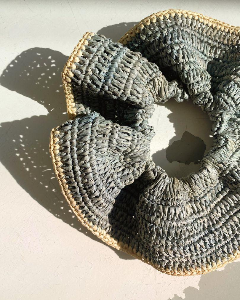 maxi chouchou bleu en crochet de raphia