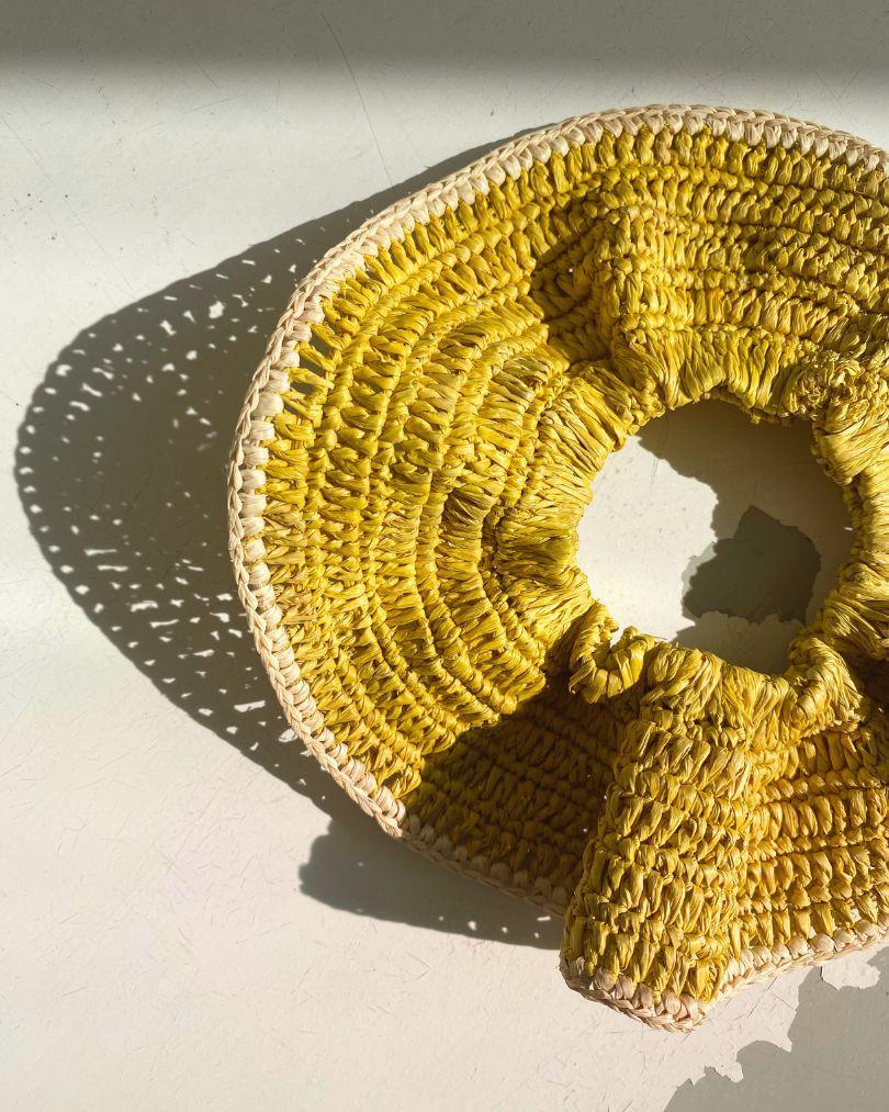 maxi chouchou jaune  en crochet de raphia