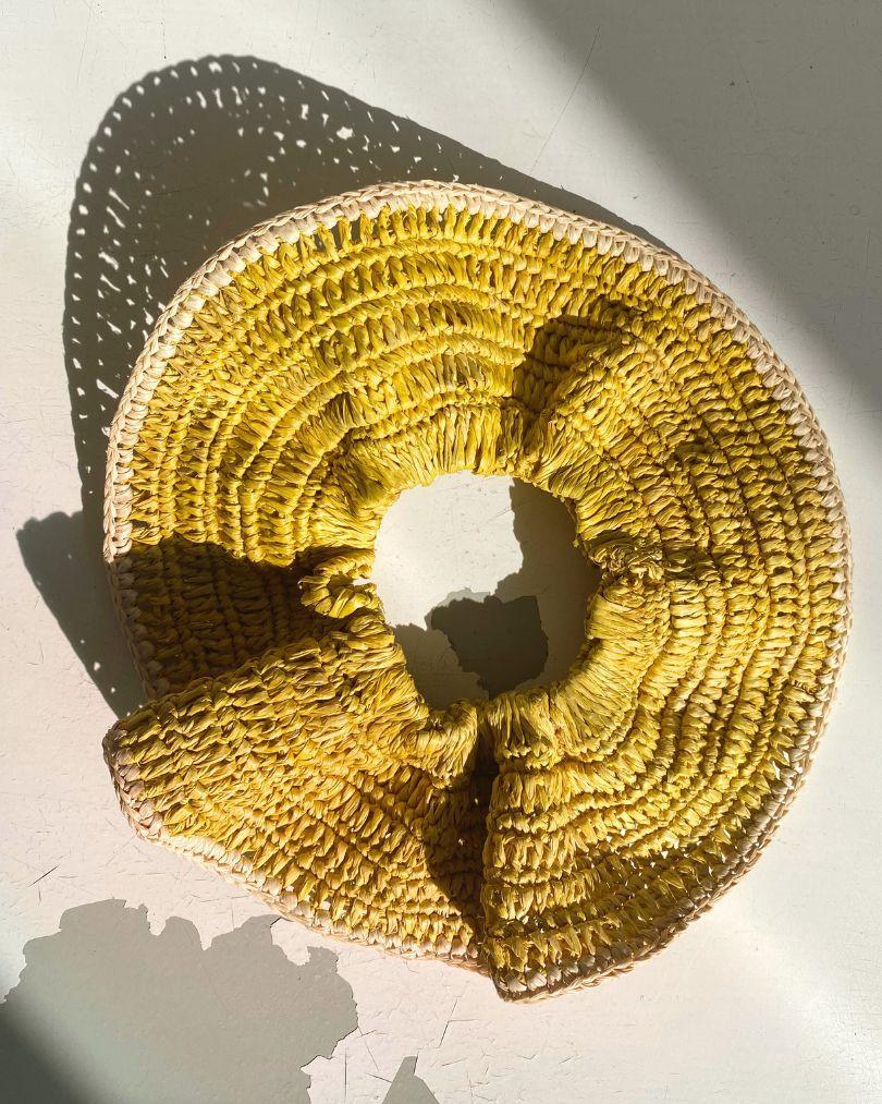 maxi chouchou en crochet de raphia jaune