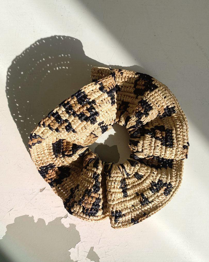 maxi chouchou en crochet de raphia LÉOPARD