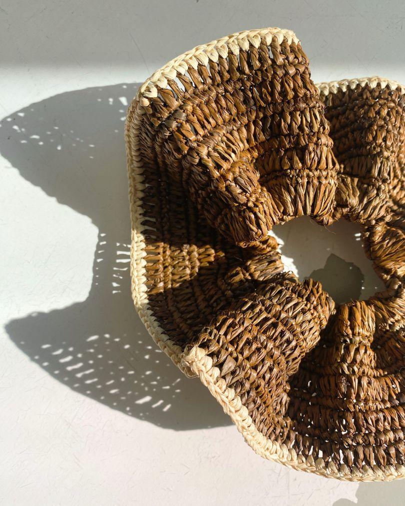 maxi chouchou marron  en crochet de raphia