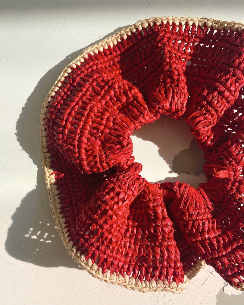 maxi chouchou rouge en crochet de raphia
