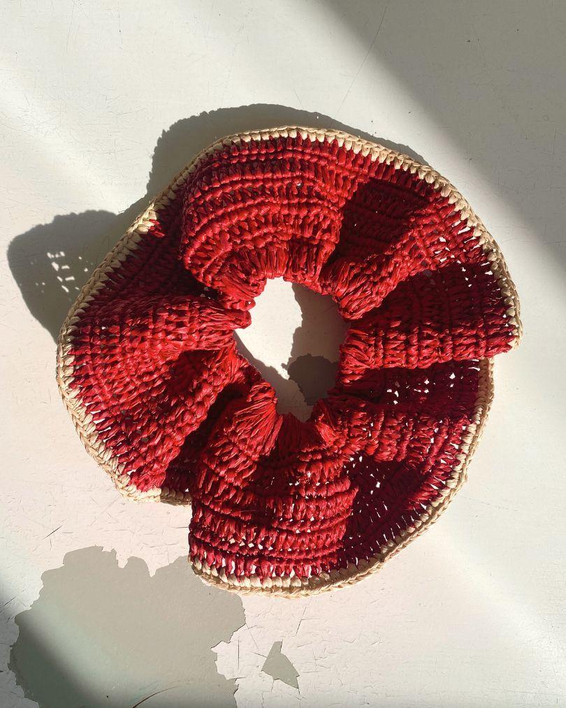 maxi chouchou en crochet de raphia rouge