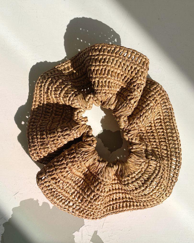 maxi chouchou en crochet de raphia thé