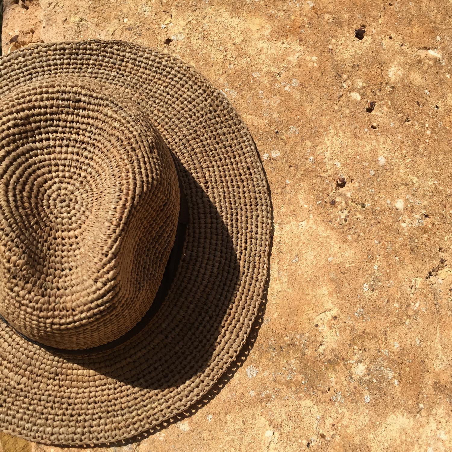chapeau, chapeau raphia, panama, chapeau été, tenue été, tenue de plage, chapeau de plage