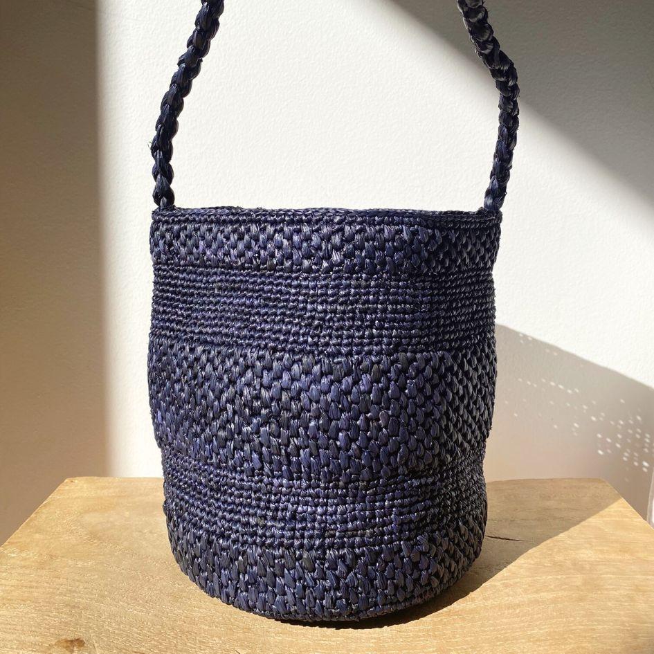 petit sac seau en crochet de raphia bleu marine