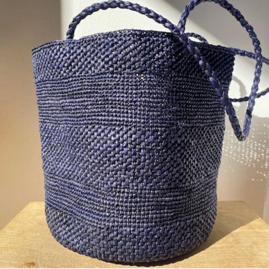 sac seau en crochet de raphia bleu marine