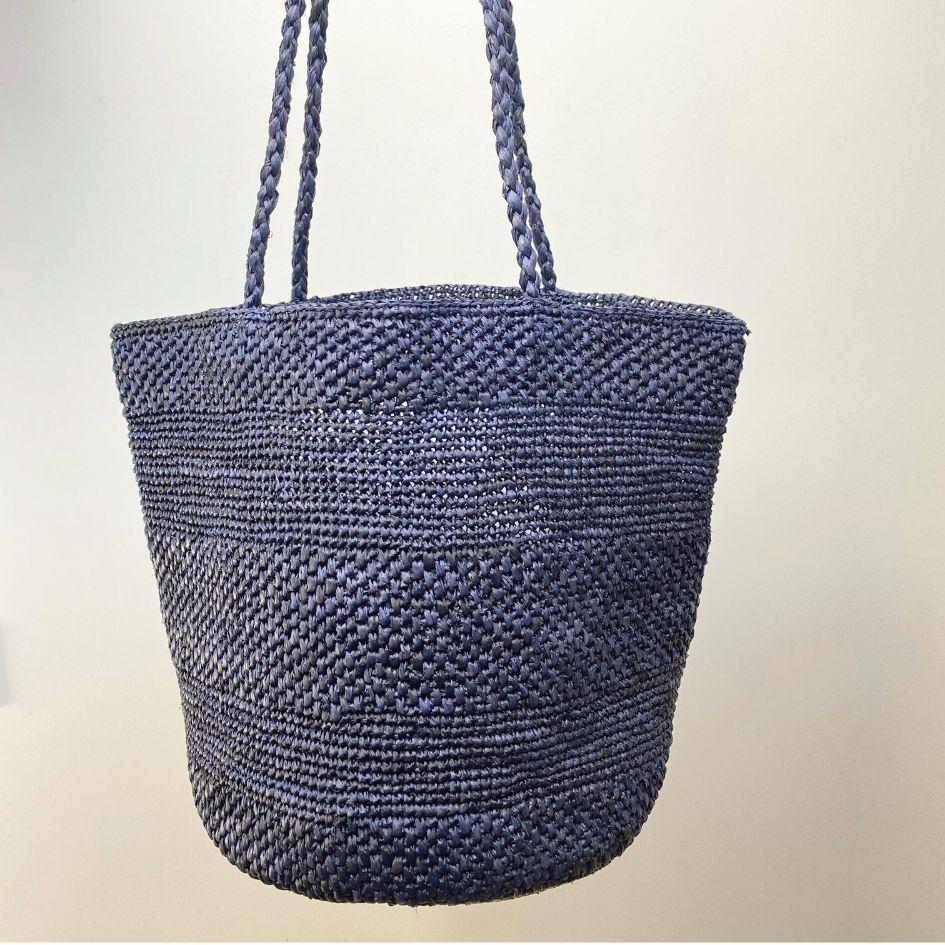 panier en raphia bleu marine