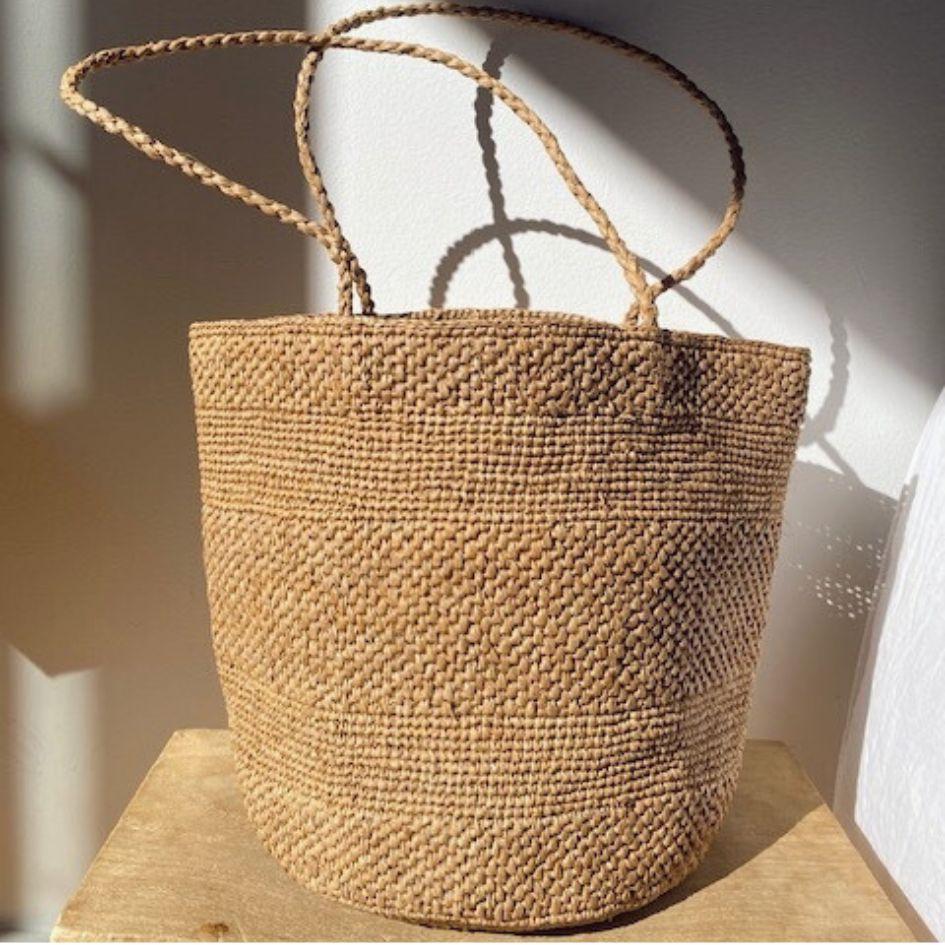 grand sac seau en crochet de raphia thé