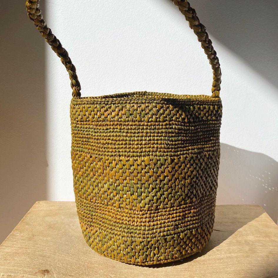 petit sac seau en crochet de raphia vert kaki