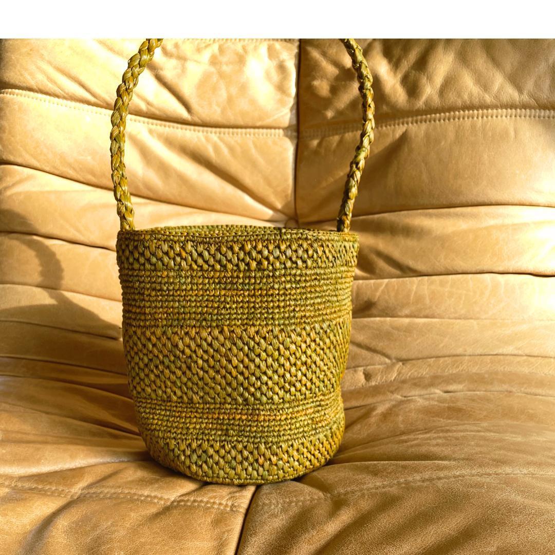 panier en raphia kaki