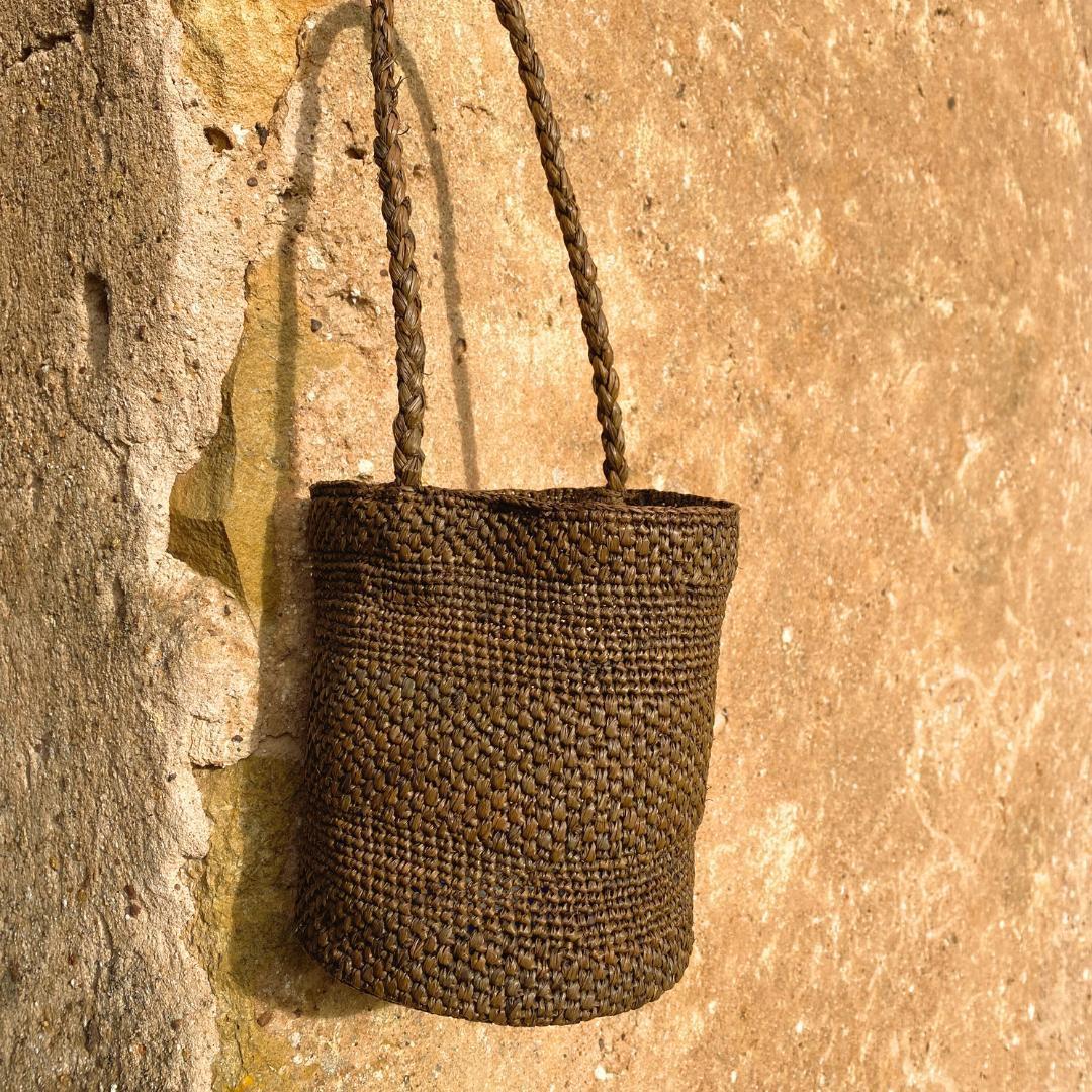 petit sac seau en crochet de raphia marron