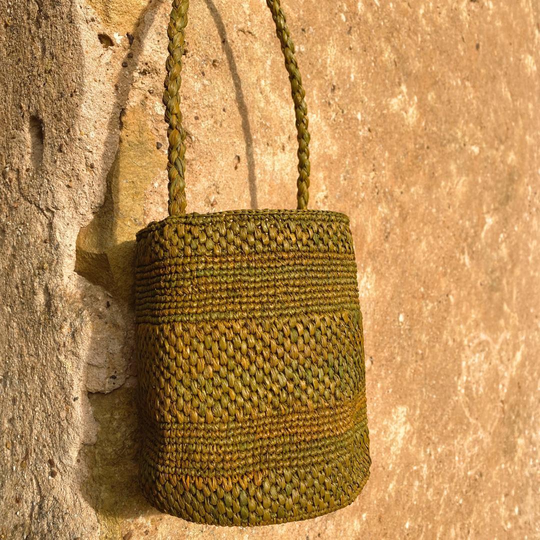 petit sac seau en crochet de raphia vert kaki
