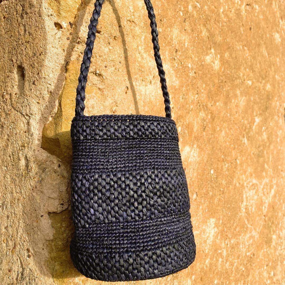 petit sac seau en crochet de raphia bleu marine