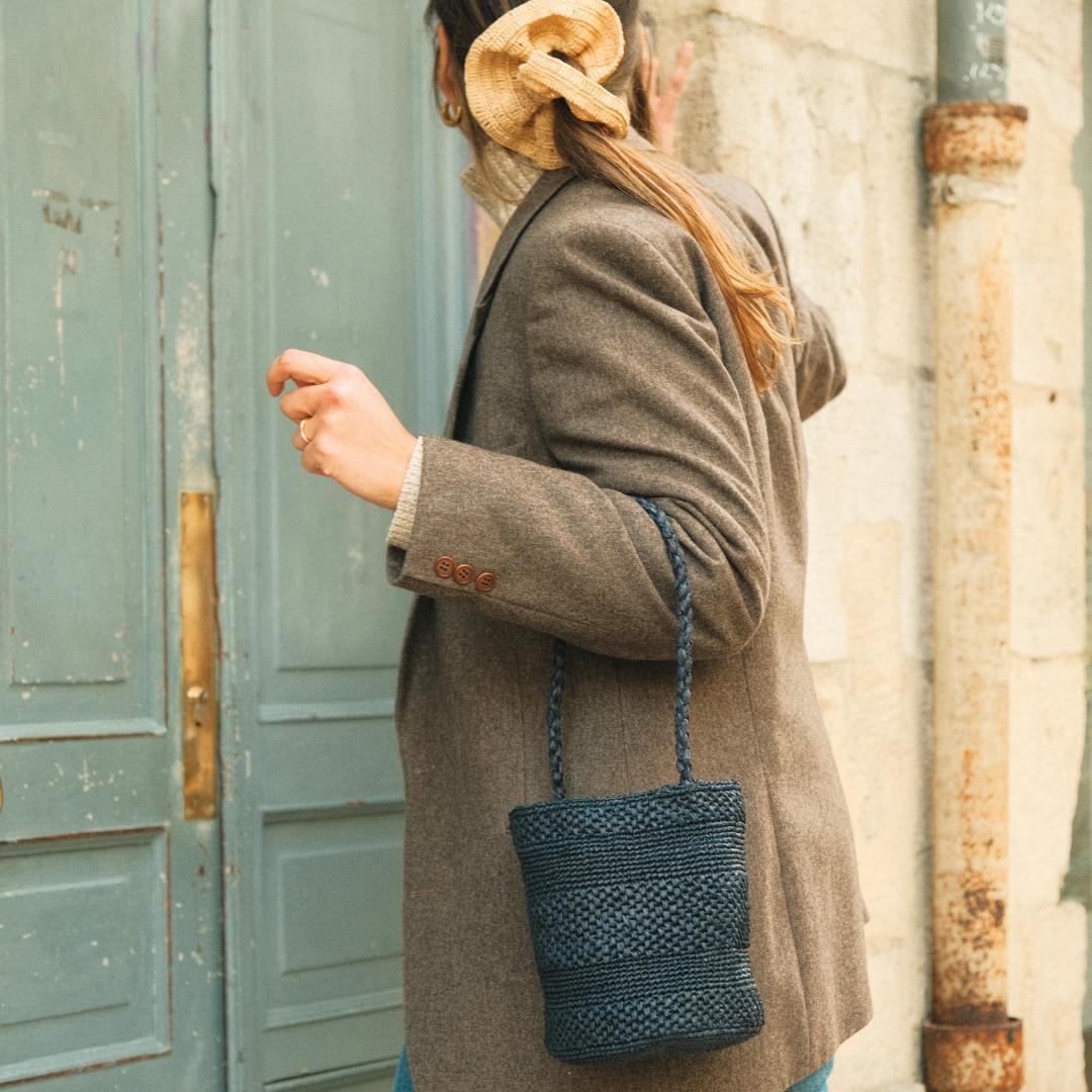 sac seau bleu marine en crochet de raphia