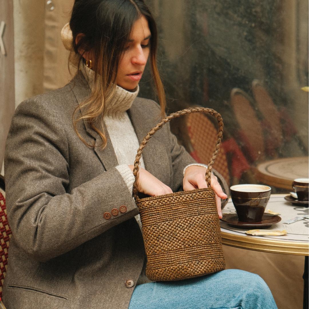 petit sac seau marron en crochet de raphia