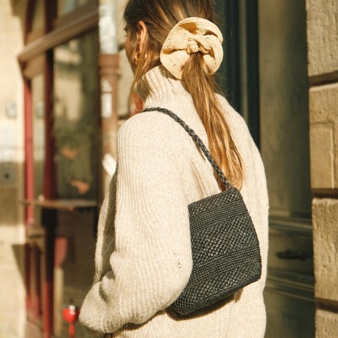 panier noir en raphia