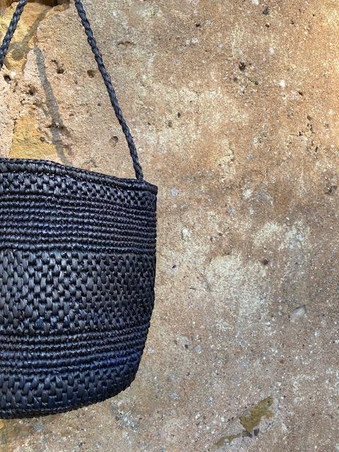 petit sac seau en raphia noir