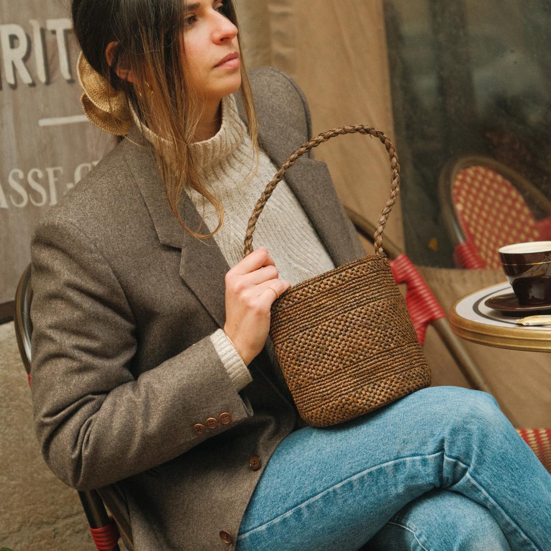 petit sac seau en crochet de raphia marron